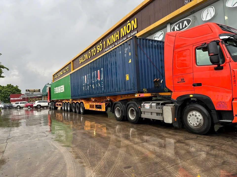 Showroom xe Việt tìm đủ cách chống bão Wipha: Có nơi mang xe đi trốn, nơi khác thuê vài container chắn cửa- Ảnh 3.