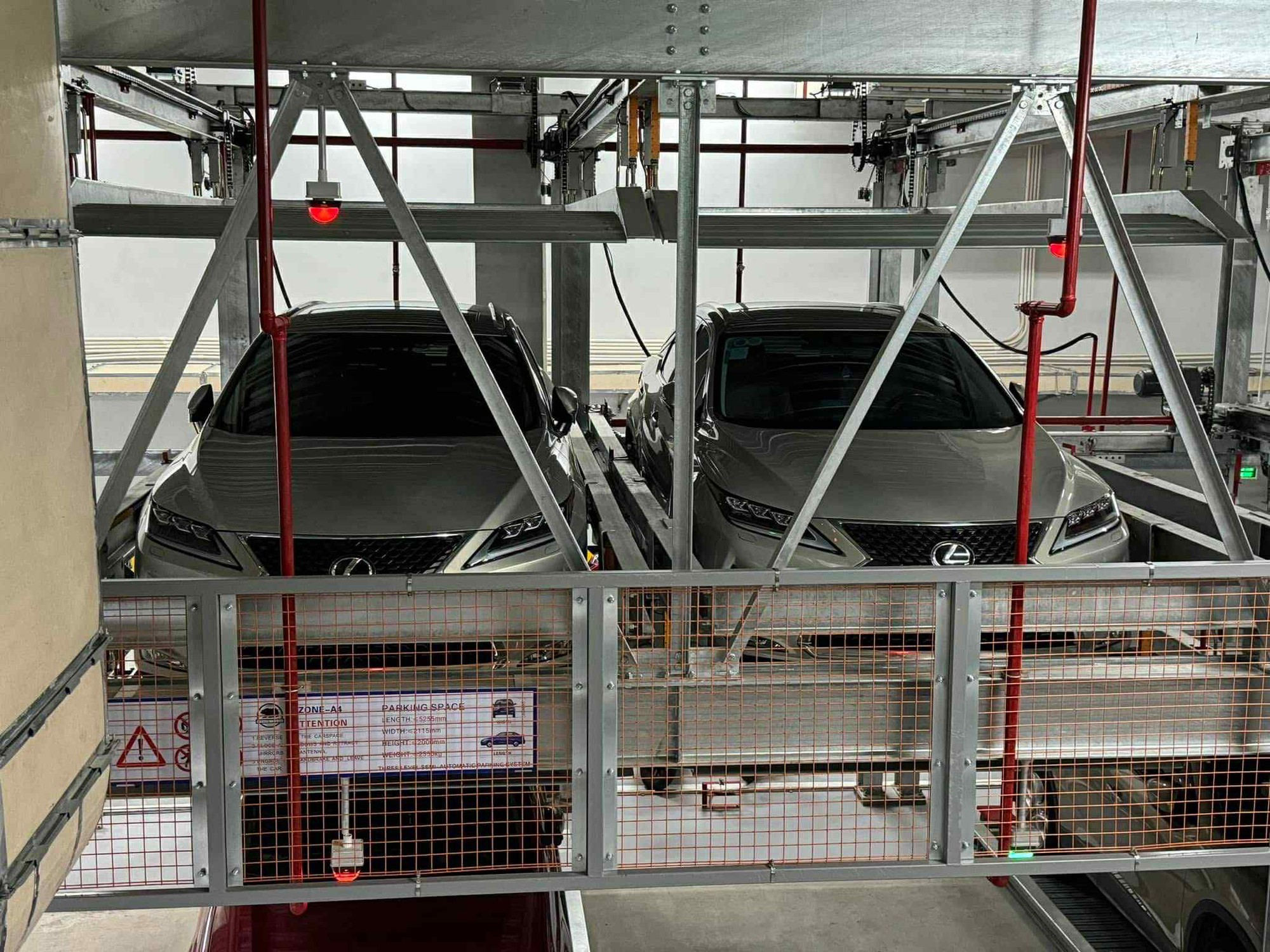 Showroom xe Việt tìm đủ cách chống bão Wipha: Có nơi mang xe đi trốn, nơi khác thuê vài container chắn cửa- Ảnh 6.