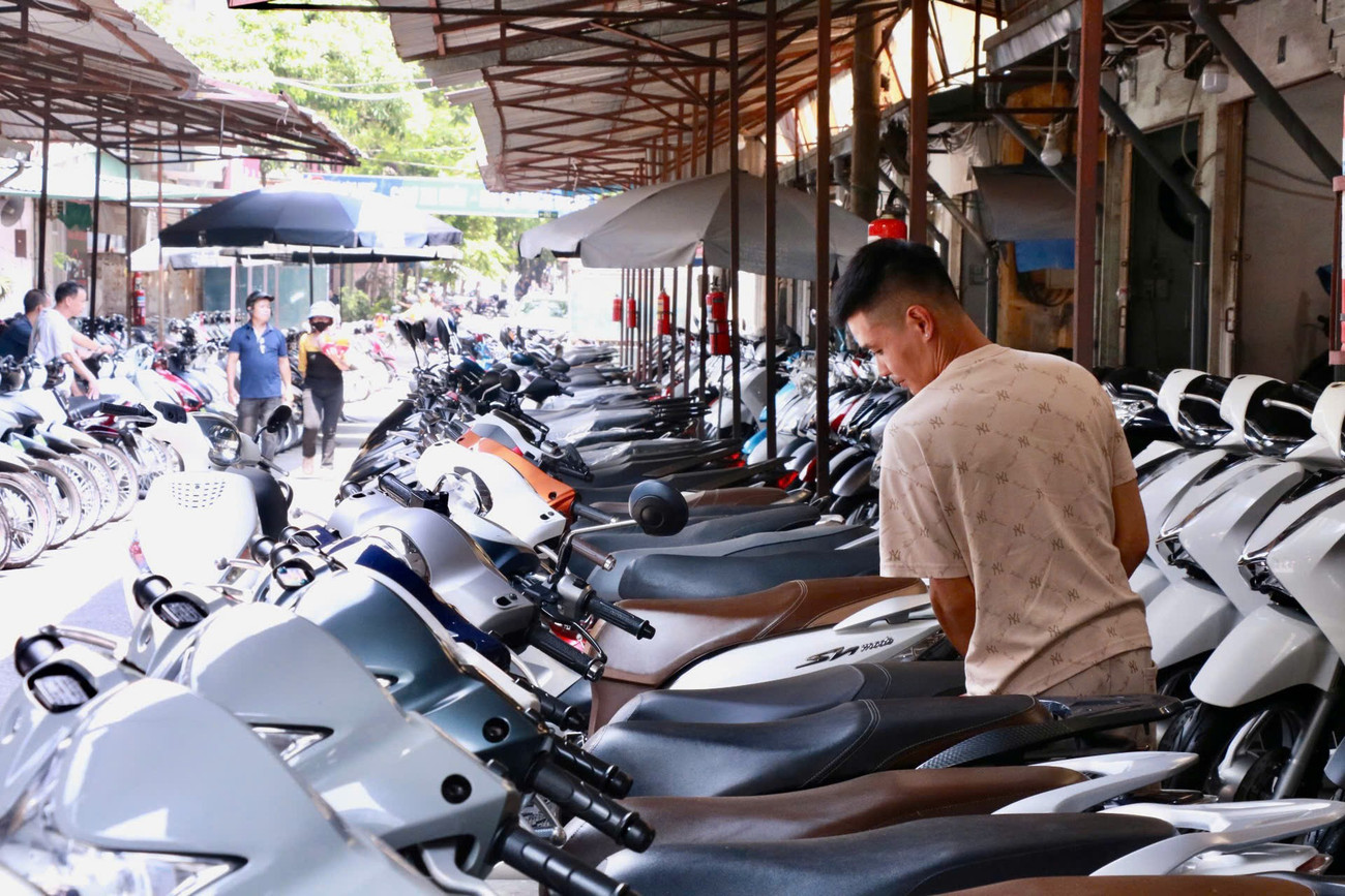 Cảnh đìu hiu ở chợ xe máy cũ lớn nhất Hà Nội- Ảnh 9. Cảnh đìu hiu ở chợ xe máy cũ lớn nhất Hà Nội- Ảnh 9.