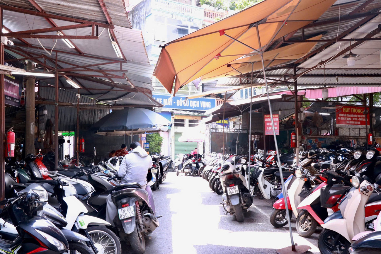 Cảnh đìu hiu ở chợ xe máy cũ lớn nhất Hà Nội- Ảnh 12. Cảnh đìu hiu ở chợ xe máy cũ lớn nhất Hà Nội- Ảnh 12.