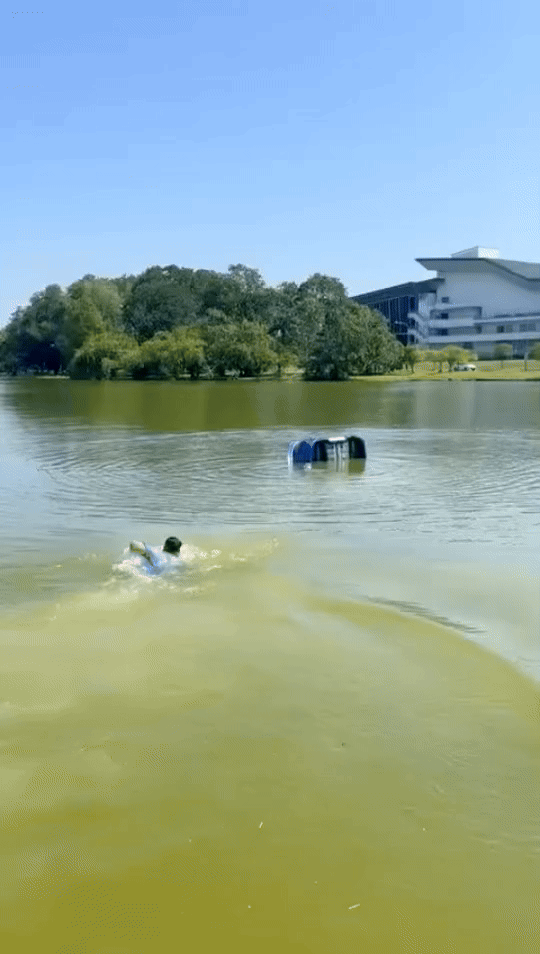 Xe ô tô mất lái lao xuống nước, con gái được cứu sống, mẹ tử vong- Ảnh 1. Xe ô tô mất lái lao xuống nước, con gái được cứu sống, mẹ tử vong- Ảnh 1.