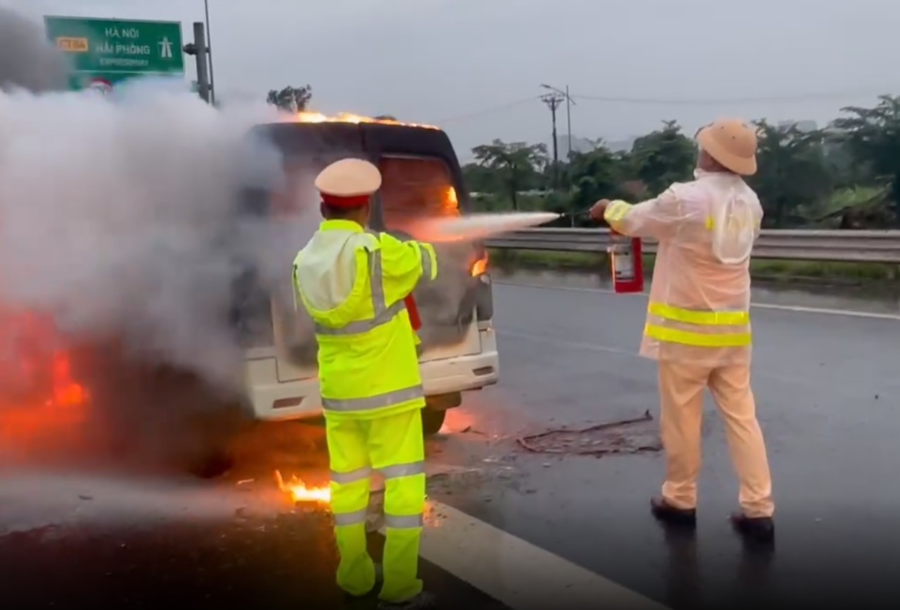 Xe tải van cháy ngùn ngụt trên cao tốc Hà Nội - Hải Phòng- Ảnh 2. Xe tải van cháy ngùn ngụt trên cao tốc Hà Nội - Hải Phòng- Ảnh 2.