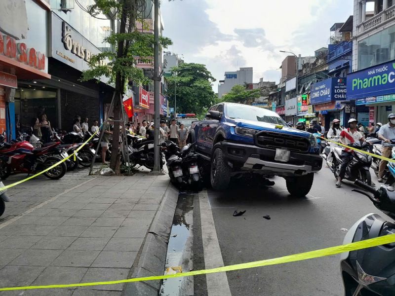 Vụ ô tô bán tải tông hàng loạt xe máy: Ngỡ ngàng lời khai của tài xế- Ảnh 1. Vụ ô tô bán tải tông hàng loạt xe máy: Ngỡ ngàng lời khai của tài xế- Ảnh 1.