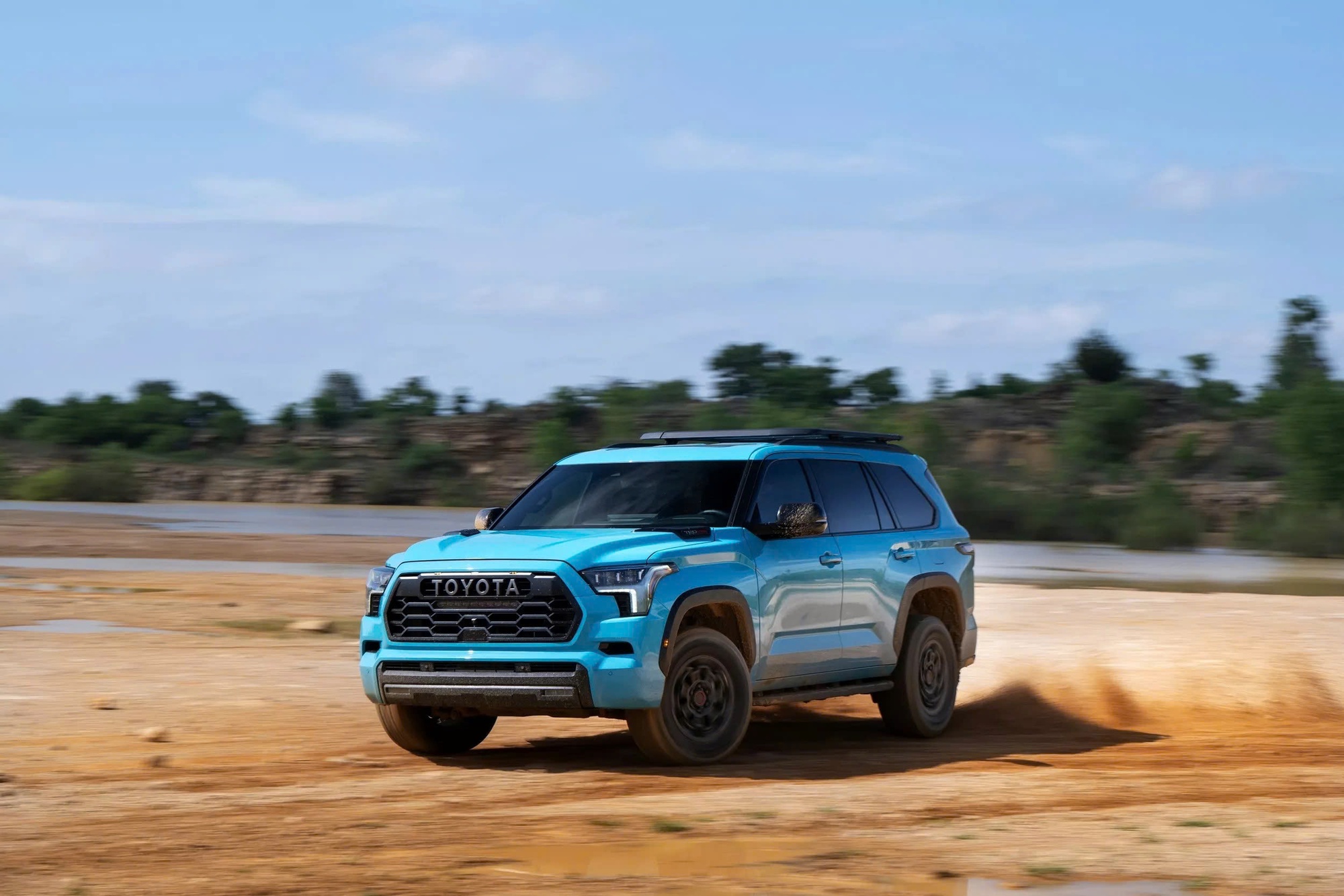 SUV lớn nhất của Toyota tăng giá: Quy đổi từ 1,675 tỷ đồng, thêm màu mới, hàng ghế 3 gập điện, động cơ V6 3.4L mạnh 437 mã lực- Ảnh 2.