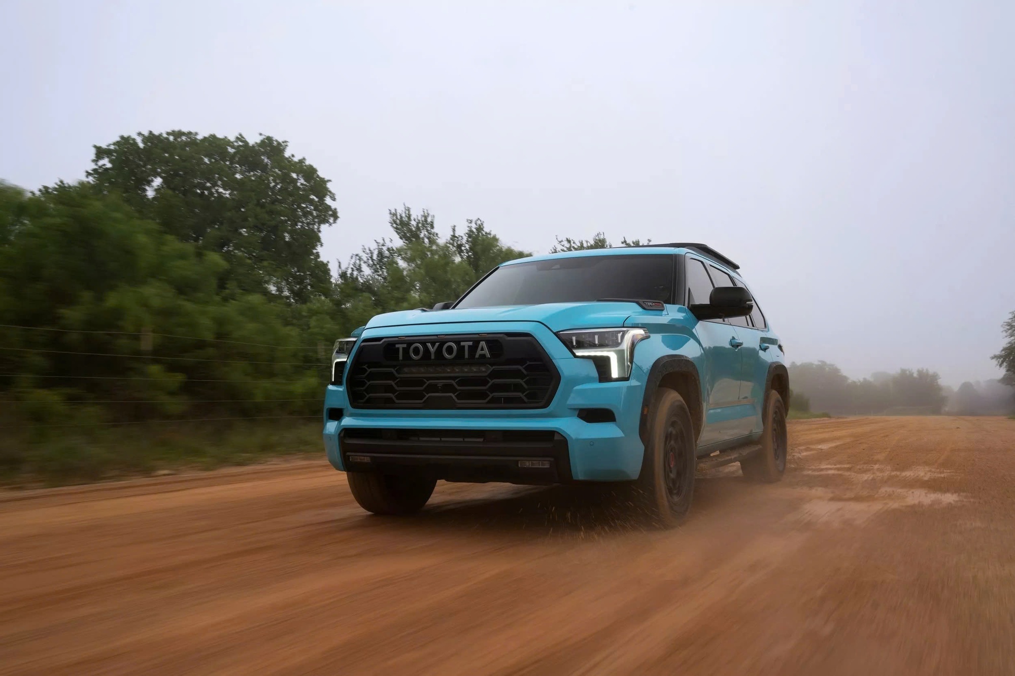 SUV lớn nhất của Toyota tăng giá: Quy đổi từ 1,675 tỷ đồng, thêm màu mới, hàng ghế 3 gập điện, động cơ V6 3.4L mạnh 437 mã lực- Ảnh 3.