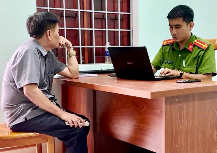 Xôn xao clip người đàn ông lái ô tô dọa tông người- Ảnh 1.