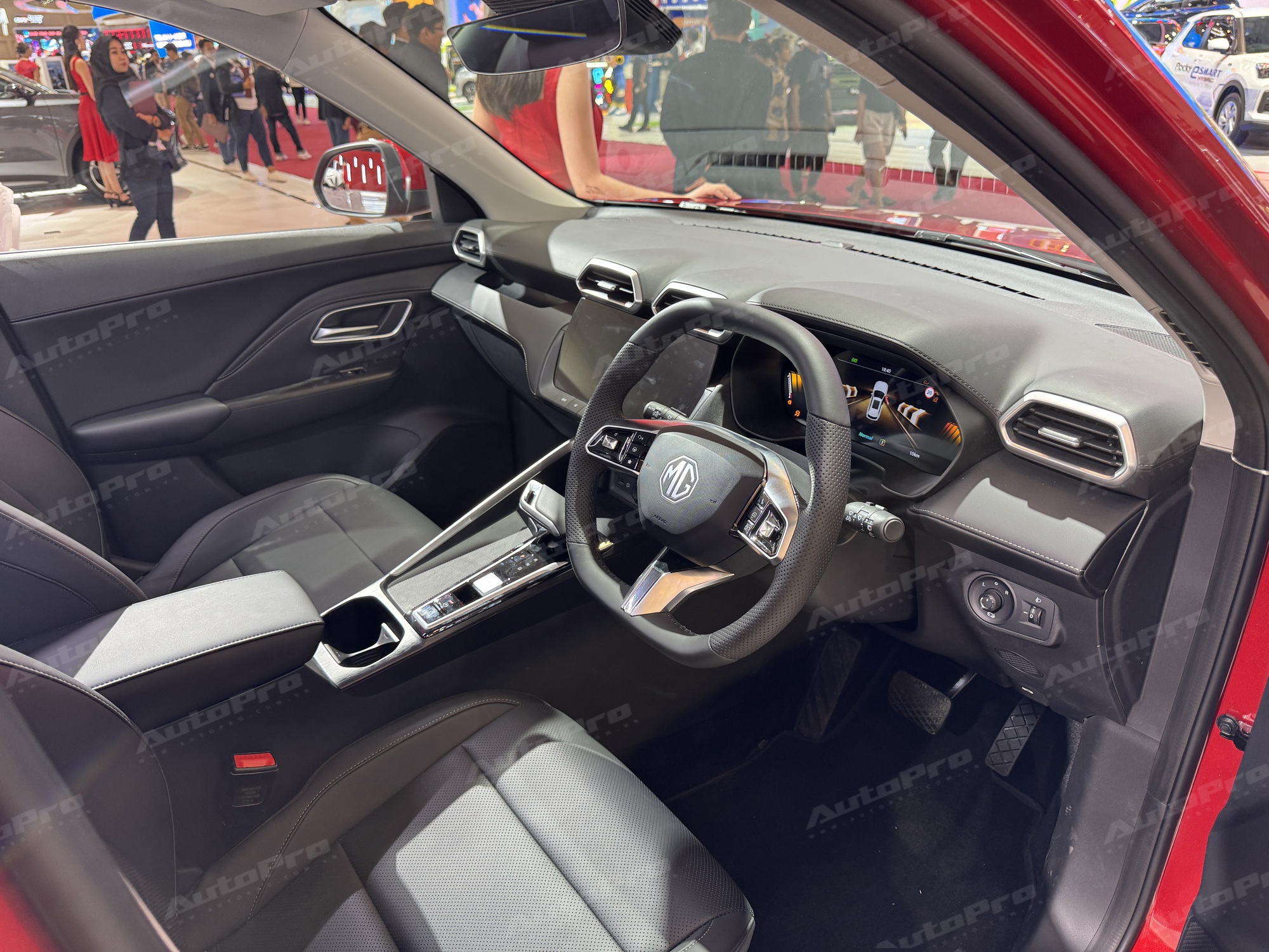 Xem thực tế MG ZS đời mới có thể về Việt Nam: Lột xác từ trong ra ngoài, động cơ hybrid tiêu thụ từ 5,1 lít/100km- Ảnh 6. Xem thực tế MG ZS đời mới có thể về Việt Nam: Lột xác từ trong ra ngoài, động cơ hybrid tiêu thụ từ 5,1 lít/100km- Ảnh 6.