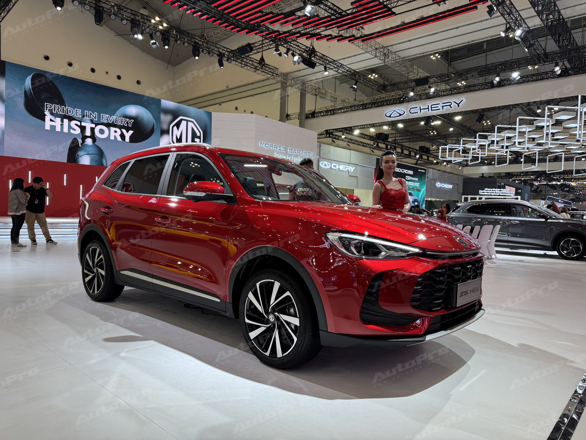 Xem thực tế MG ZS đời mới có thể về Việt Nam: Lột xác từ trong ra ngoài, động cơ hybrid tiêu thụ từ 5,1 lít/100km- Ảnh 2. Xem thực tế MG ZS đời mới có thể về Việt Nam: Lột xác từ trong ra ngoài, động cơ hybrid tiêu thụ từ 5,1 lít/100km- Ảnh 2.