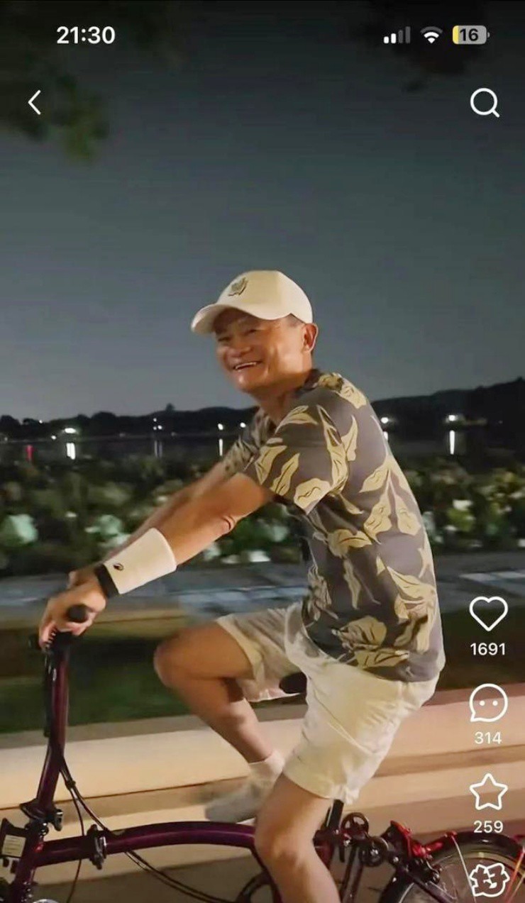 Tỷ phú Jack Ma đạp xe dạo phố đêm, “bóc” giá xe mà choáng- Ảnh 1.