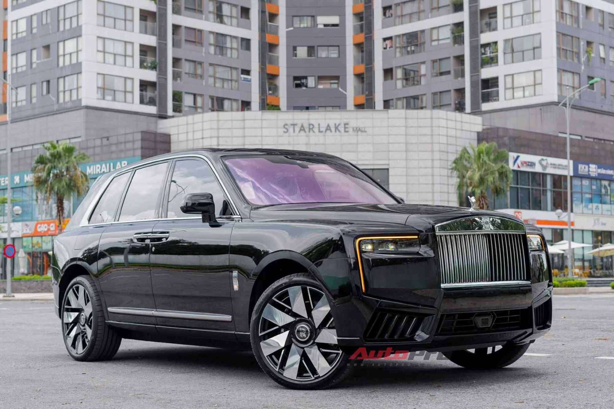 'Biệt thự di động' Rolls-Royce Cullinan Series II đầu tiên tại Việt Nam: Giá đồn đoán hơn 50 tỷ đồng, hàng ghế sau 4 chỗ kiểu thương gia, chưa phải xe duy nhất- Ảnh 2.
