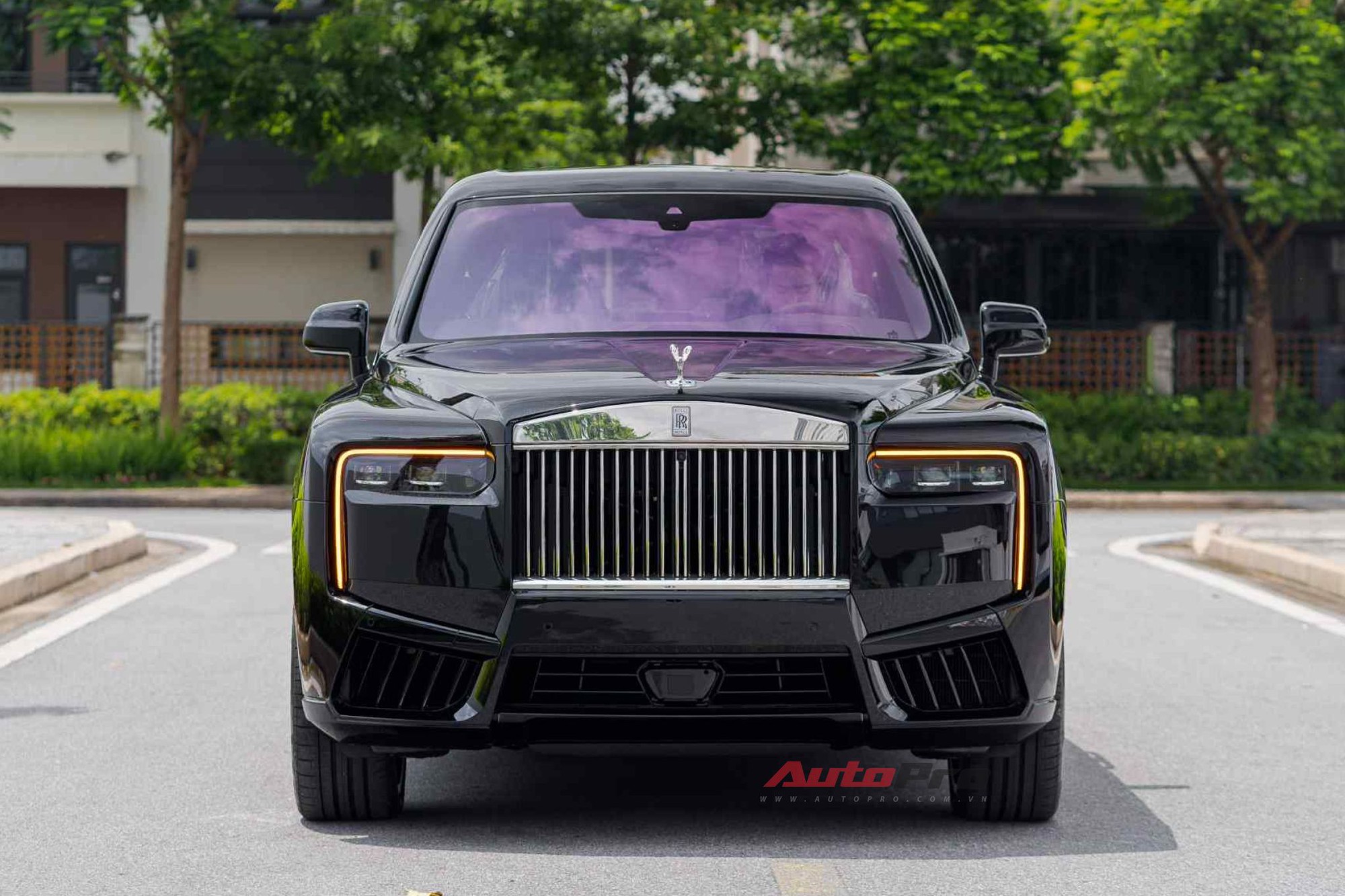 'Biệt thự di động' Rolls-Royce Cullinan Series II đầu tiên tại Việt Nam: Giá đồn đoán hơn 50 tỷ đồng, hàng ghế sau 4 chỗ kiểu thương gia, chưa phải xe duy nhất- Ảnh 4.