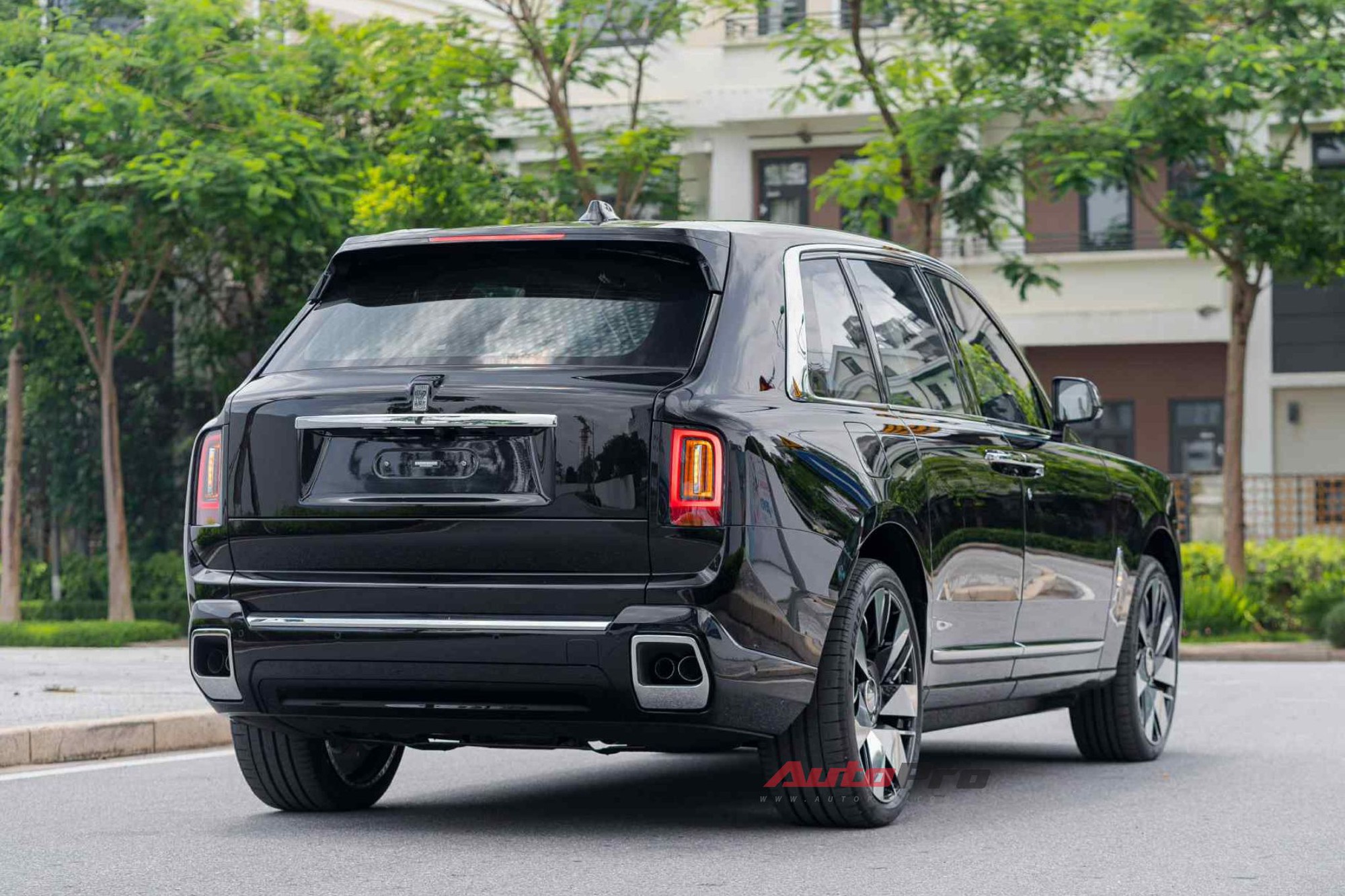 'Biệt thự di động' Rolls-Royce Cullinan Series II đầu tiên tại Việt Nam: Giá đồn đoán hơn 50 tỷ đồng, hàng ghế sau 4 chỗ kiểu thương gia, chưa phải xe duy nhất- Ảnh 5.