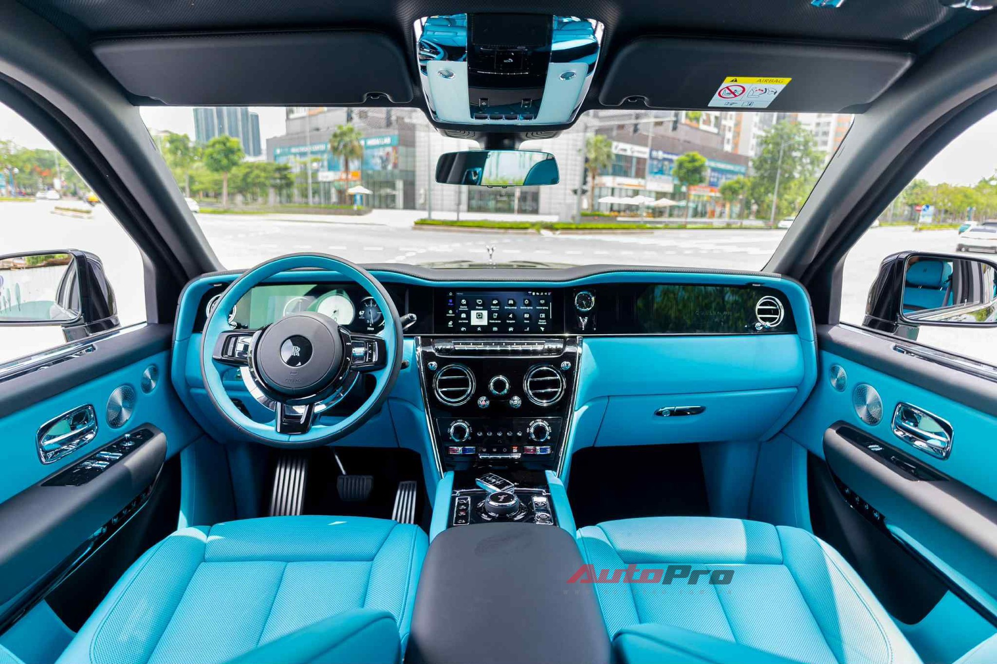 'Biệt thự di động' Rolls-Royce Cullinan Series II đầu tiên tại Việt Nam: Giá đồn đoán hơn 50 tỷ đồng, hàng ghế sau 4 chỗ kiểu thương gia, chưa phải xe duy nhất- Ảnh 3.