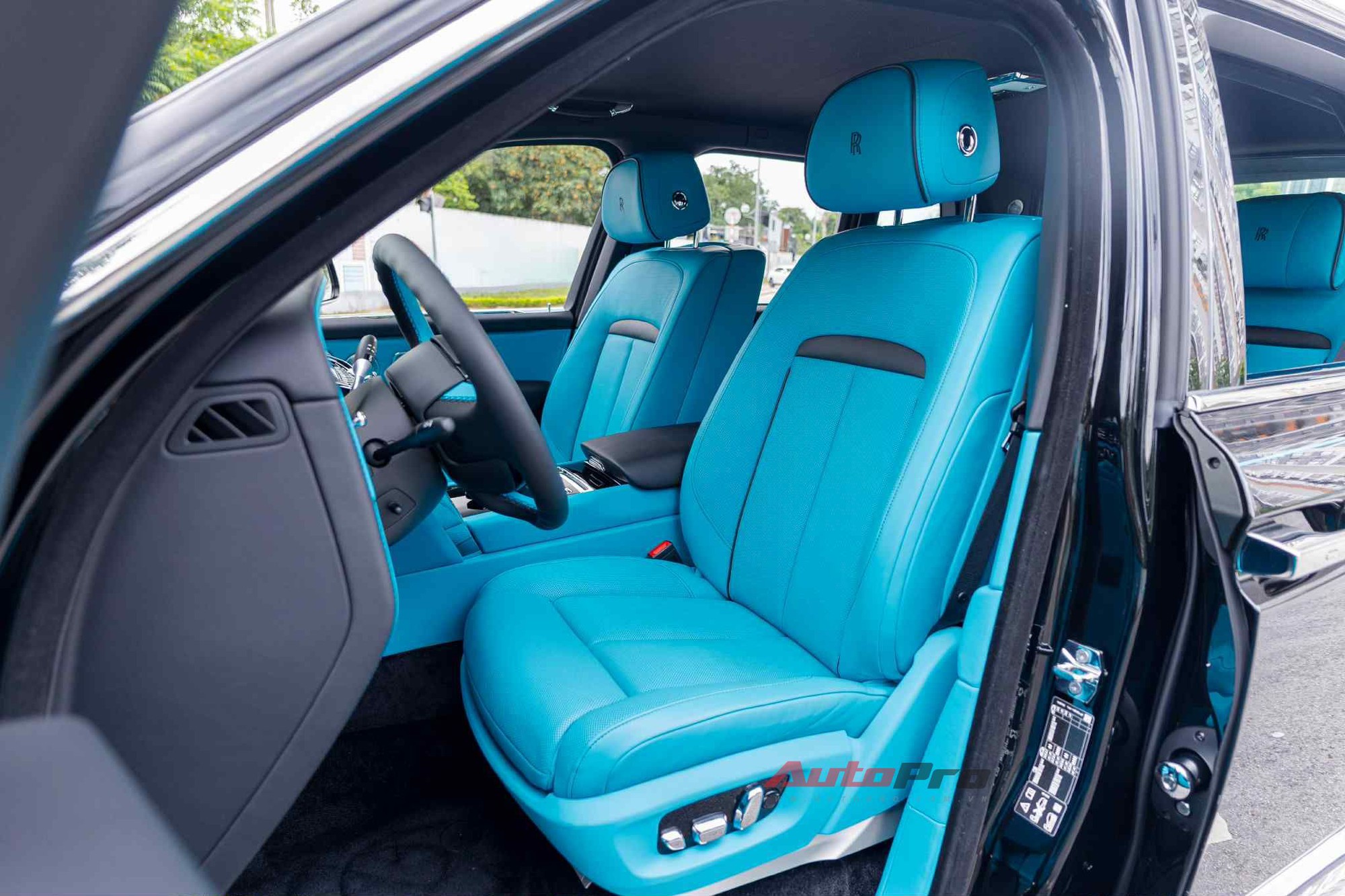 'Biệt thự di động' Rolls-Royce Cullinan Series II đầu tiên tại Việt Nam: Giá đồn đoán hơn 50 tỷ đồng, hàng ghế sau 4 chỗ kiểu thương gia, chưa phải xe duy nhất- Ảnh 6.