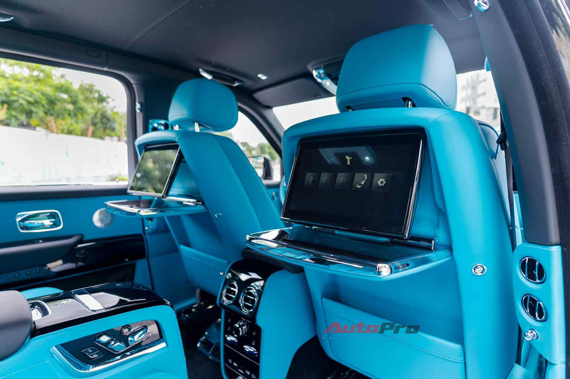 'Biệt thự di động' Rolls-Royce Cullinan Series II đầu tiên tại Việt Nam: Giá đồn đoán hơn 50 tỷ đồng, hàng ghế sau 4 chỗ kiểu thương gia, chưa phải xe duy nhất- Ảnh 7.