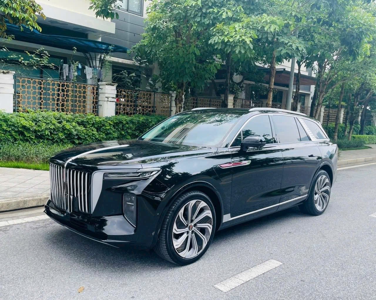 Chủ nhân chiếc Hongqi E-HS9 này ‘đánh rơi’ gần 2 tỷ đồng chỉ sau 2 năm sử dụng: ‘Rớt giá’ nhanh hơn xe Đức cùng đời, đi được 510km/lần sạc- Ảnh 1. Chủ nhân chiếc Hongqi E-HS9 này ‘đánh rơi’ gần 2 tỷ đồng chỉ sau 2 năm sử dụng: ‘Rớt giá’ nhanh hơn xe Đức cùng đời, đi được 510km/lần sạc- Ảnh 1.