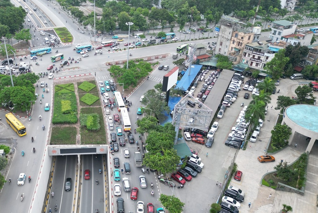 Hà Nội: 4 vị trí khu vực cấm xe máy xăng dự kiến làm bãi đỗ, trạm sạc xe điện- Ảnh 2. Hà Nội: 4 vị trí khu vực cấm xe máy xăng dự kiến làm bãi đỗ, trạm sạc xe điện- Ảnh 2.