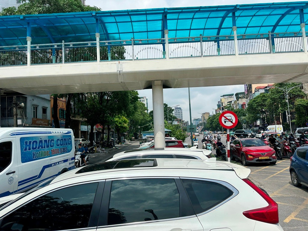 Hà Nội: 4 vị trí khu vực cấm xe máy xăng dự kiến làm bãi đỗ, trạm sạc xe điện- Ảnh 3. Hà Nội: 4 vị trí khu vực cấm xe máy xăng dự kiến làm bãi đỗ, trạm sạc xe điện- Ảnh 3.