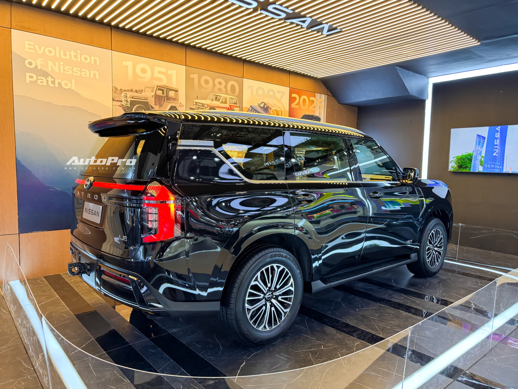 Ngồi thử Nissan Patrol thế hệ mới 'đồn đoán' sẽ về Việt Nam: Nội thất đủ cho 8 người lớn, dùng máy V6 chung với GT-R- Ảnh 7. Ngồi thử Nissan Patrol thế hệ mới 'đồn đoán' sẽ về Việt Nam: Nội thất đủ cho 8 người lớn, dùng máy V6 chung với GT-R- Ảnh 7.