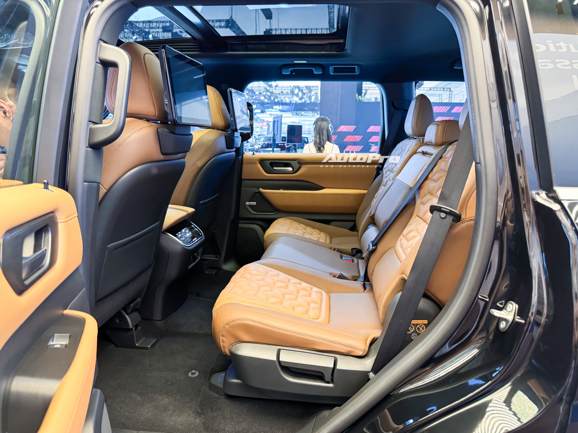 Ngồi thử Nissan Patrol thế hệ mới 'đồn đoán' sẽ về Việt Nam: Nội thất đủ cho 8 người lớn, dùng máy V6 chung với GT-R- Ảnh 17. Ngồi thử Nissan Patrol thế hệ mới 'đồn đoán' sẽ về Việt Nam: Nội thất đủ cho 8 người lớn, dùng máy V6 chung với GT-R- Ảnh 17.