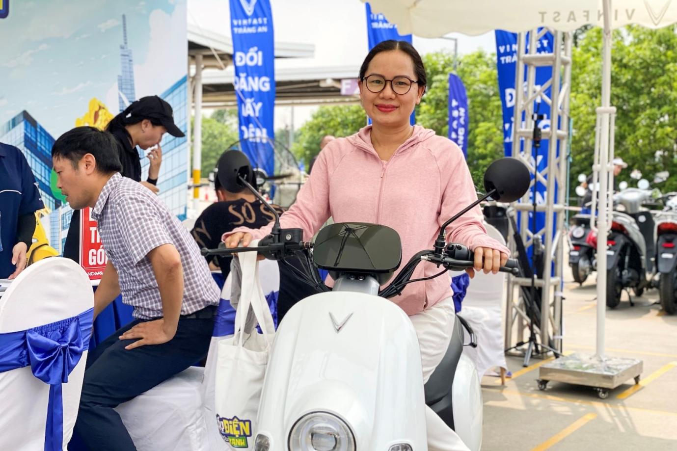 Người dân Thủ đô rủ nhau đi sắm xe máy điện: Khách hàng cũ mua thêm, người mới bị thuyết phục ngay sau khi lái thử- Ảnh 1.