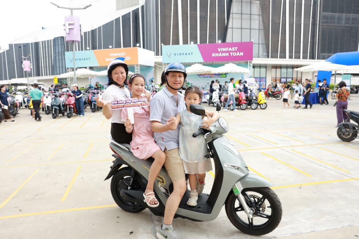Người dân Thủ đô rủ nhau đi sắm xe máy điện: Khách hàng cũ mua thêm, người mới bị thuyết phục ngay sau khi lái thử- Ảnh 6.
