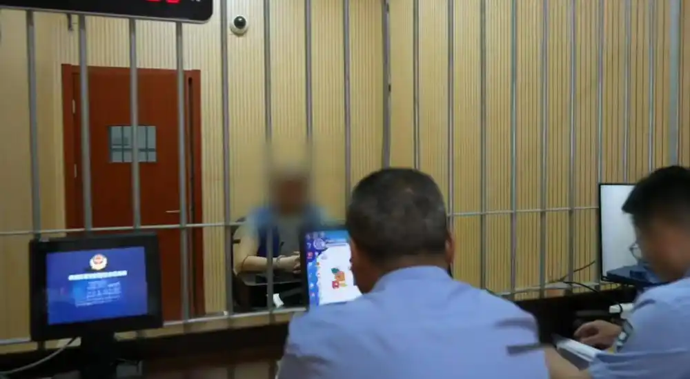 CEO lương hơn 100 triệu/tháng, mua xe sang giá gần 2 tỷ đồng nhưng 1 tháng sau đã đi nhặt rác: cảnh sát điều tra phát hiện chiêu trò chiếm đoạt 45 tỷ đồng phía sau- Ảnh 2.