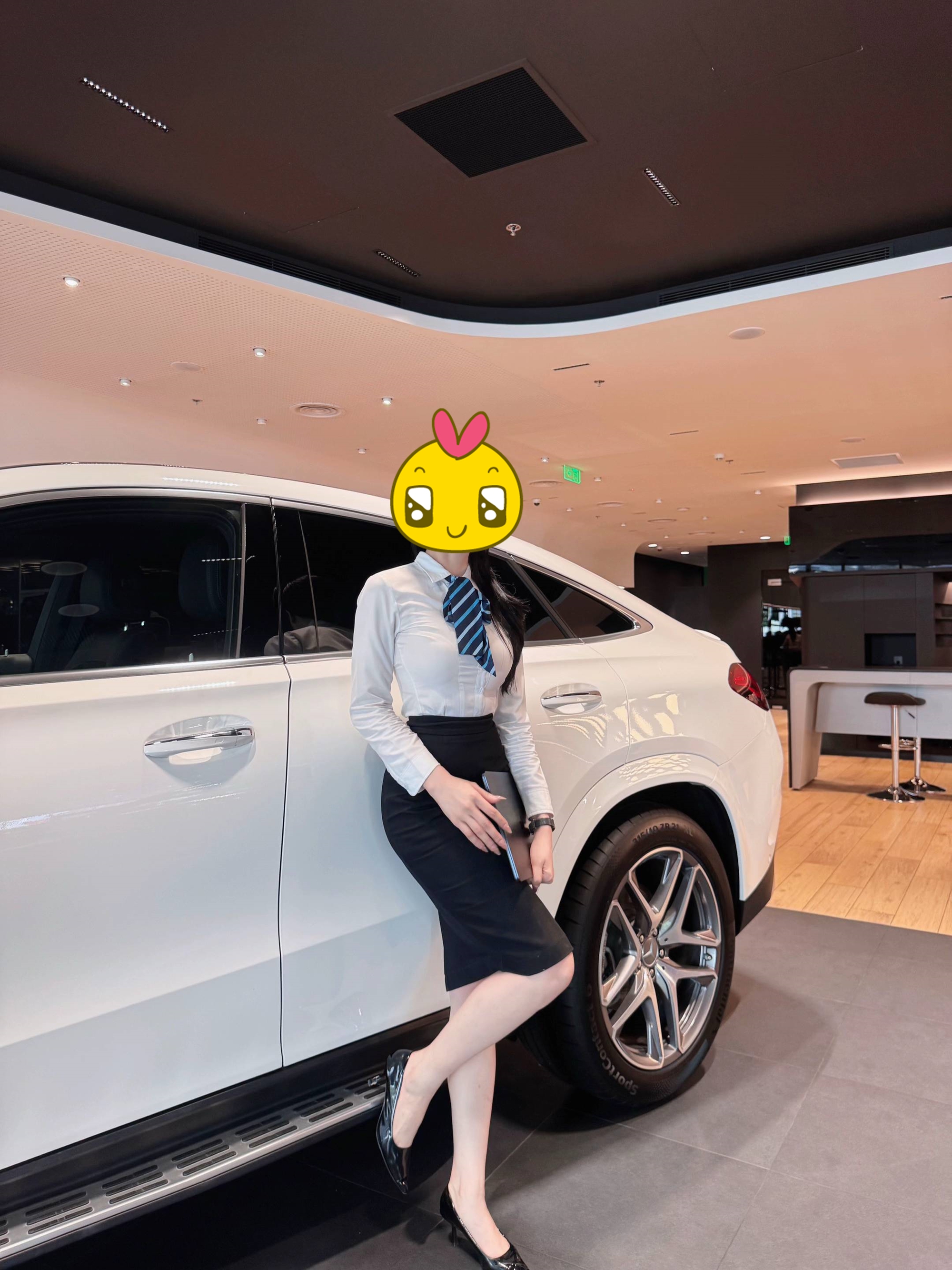 Sales nữ bán xe: Độ dài của chân váy thể hiện sự chuyên nghiệp và tôn trọng khách hàng?- Ảnh 7.