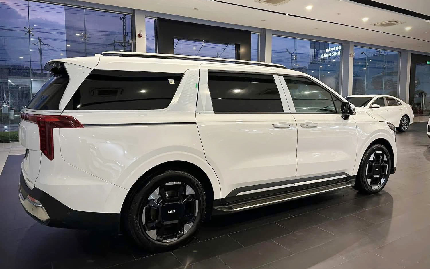 Giá Kia Carnival tiếp tục 'dò đáy', giảm hơn 100 triệu đồng tại đại lý: Bản dầu đắt nhất còn dưới 1,5 tỷ đồng, rẻ hơn nửa tỷ so với Viloran- Ảnh 3.