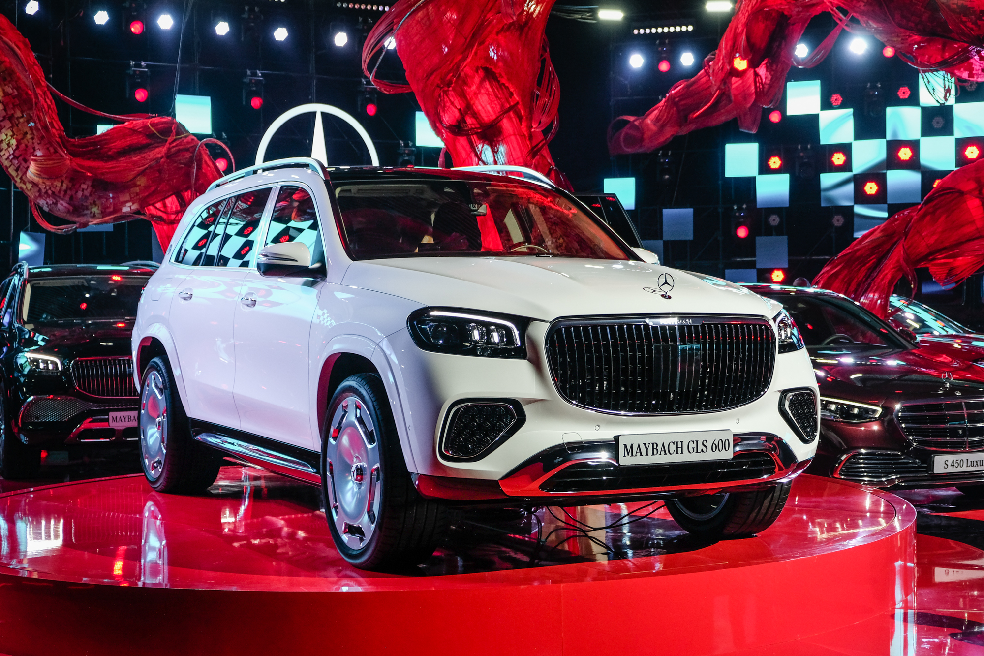 Mercedes-Maybach GLS 600 2025 ra mắt Việt Nam: Giá 12,379 tỷ đồng, bổ sung ADAS, thêm nhiều option đẳng cấp phía sau cho ông chủ- Ảnh 2.