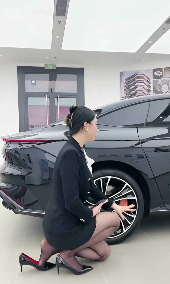 Sales nữ bán xe: Độ dài của chân váy thể hiện sự chuyên nghiệp và tôn trọng khách hàng?- Ảnh 10.