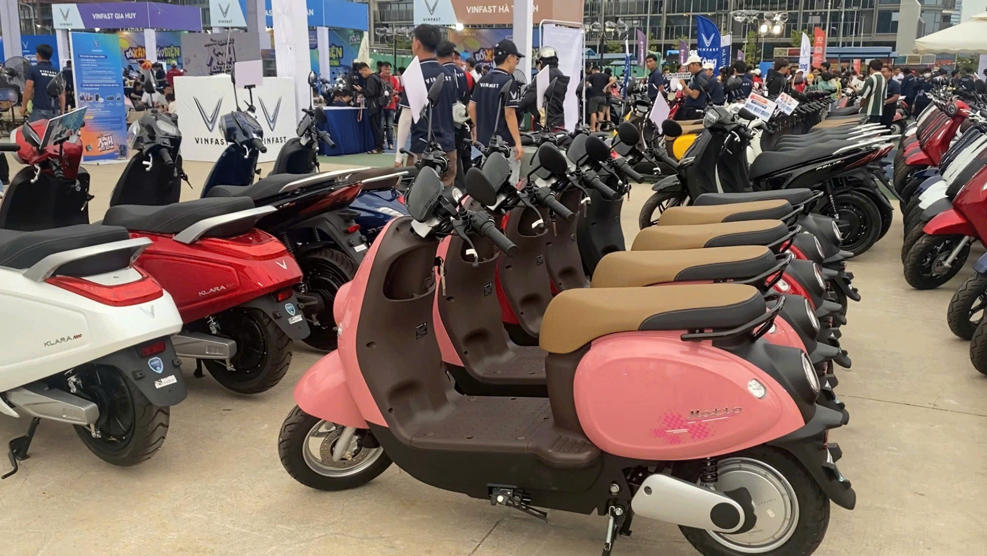 Nhu cầu đổi xe máy xăng sang điện tăng cao- Ảnh 1. Nhu cầu đổi xe máy xăng sang điện tăng cao- Ảnh 1.