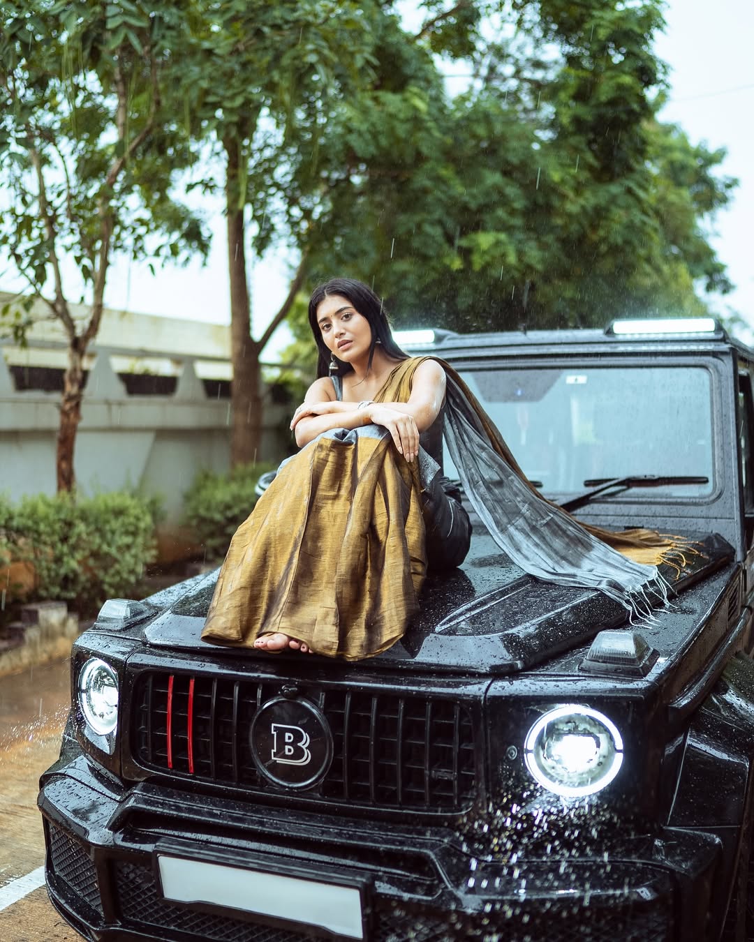 Đứng trên Mercedes G-Class đu trend 'Aura Farming', nữ diễn viên bị CĐM ném đá: 'Khoe của, xúc phạm thương hiệu'- Ảnh 3.