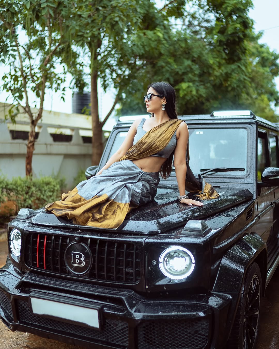 Đứng trên Mercedes G-Class đu trend 'Aura Farming', nữ diễn viên bị CĐM ném đá: 'Khoe của, xúc phạm thương hiệu'- Ảnh 4.