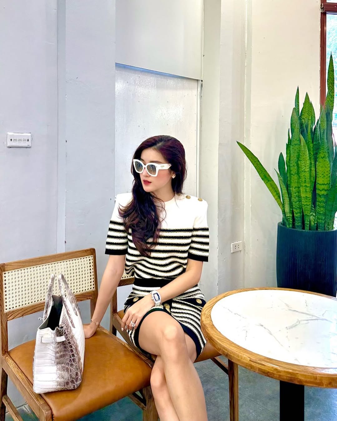 Á hậu Huyền My tuổi 30: Sở hữu biệt thự, xe sang, dát đồ hiệu từ đầu đến chân- Ảnh 7. Á hậu Huyền My tuổi 30: Sở hữu biệt thự, xe sang, dát đồ hiệu từ đầu đến chân- Ảnh 7.