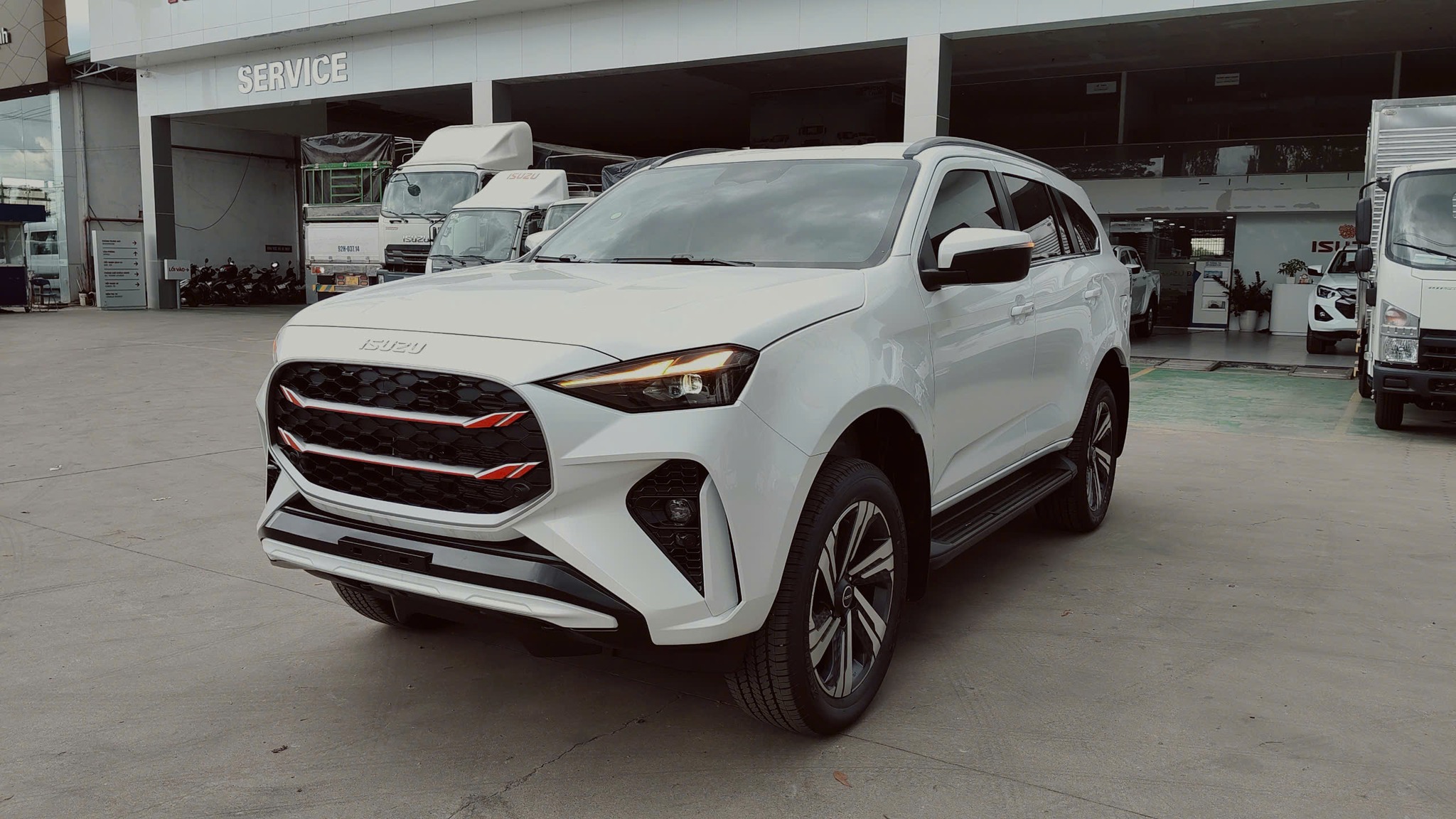 Isuzu mu-X ra mắt chưa đầy 1 tháng đã giảm giá tại đại lý: Bản tiêu chuẩn còn 914 triệu đồng, chưa giảm sâu như Everest- Ảnh 1.