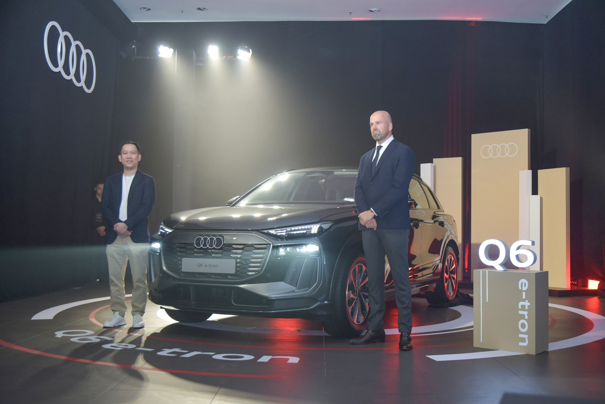 Audi Q6 e-tron ra mắt Việt Nam: Giá 3,199 tỷ đồng, đèn LED tùy biến lần đầu xuất hiện, chạy 583km/sạc, sạc 2 năm không tốn tiền- Ảnh 2. Audi Q6 e-tron ra mắt Việt Nam: Giá 3,199 tỷ đồng, đèn LED tùy biến lần đầu xuất hiện, chạy 583km/sạc, sạc 2 năm không tốn tiền- Ảnh 2.