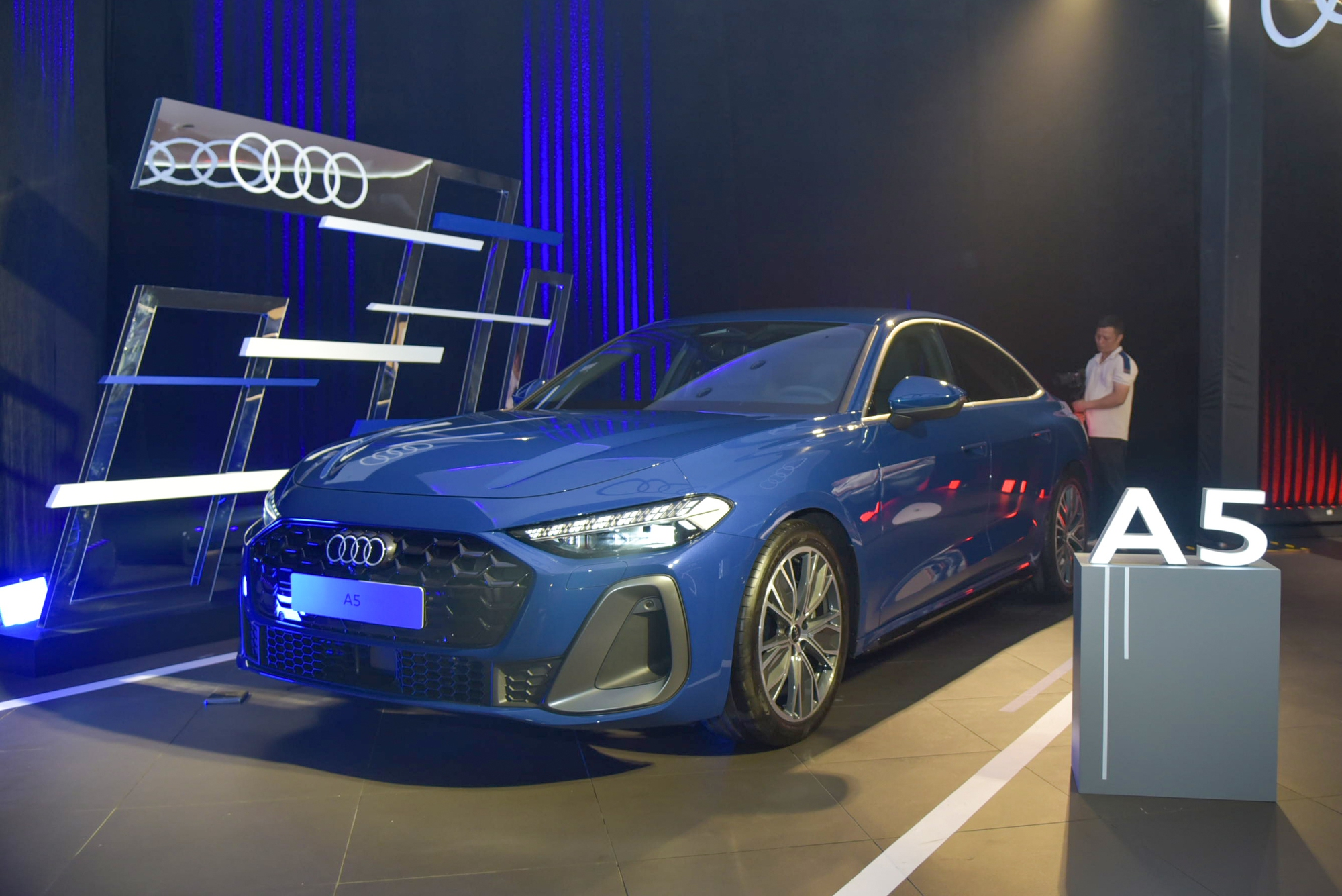 Audi A5 2025 ra mắt Việt Nam: Giá 2,2 tỷ, 3 màn hình trên táp lô, đấu C-Class và 3-Series- Ảnh 2. Audi A5 2025 ra mắt Việt Nam: Giá 2,2 tỷ, 3 màn hình trên táp lô, đấu C-Class và 3-Series- Ảnh 2.