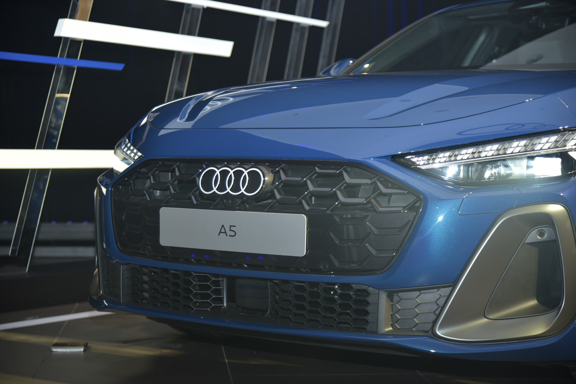 Audi A5 2025 ra mắt Việt Nam: Giá 2,2 tỷ, 3 màn hình trên táp lô, đấu C-Class và 3-Series- Ảnh 4.