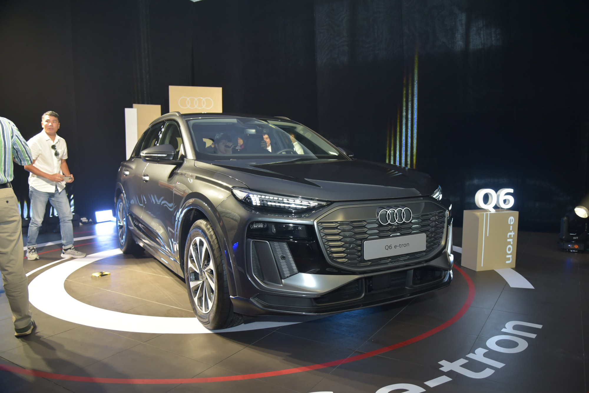 Audi Q6 e-tron ra mắt Việt Nam: Giá 3,199 tỷ đồng, đèn LED tùy biến lần đầu xuất hiện, chạy 583km/sạc, sạc 2 năm không tốn tiền- Ảnh 3.