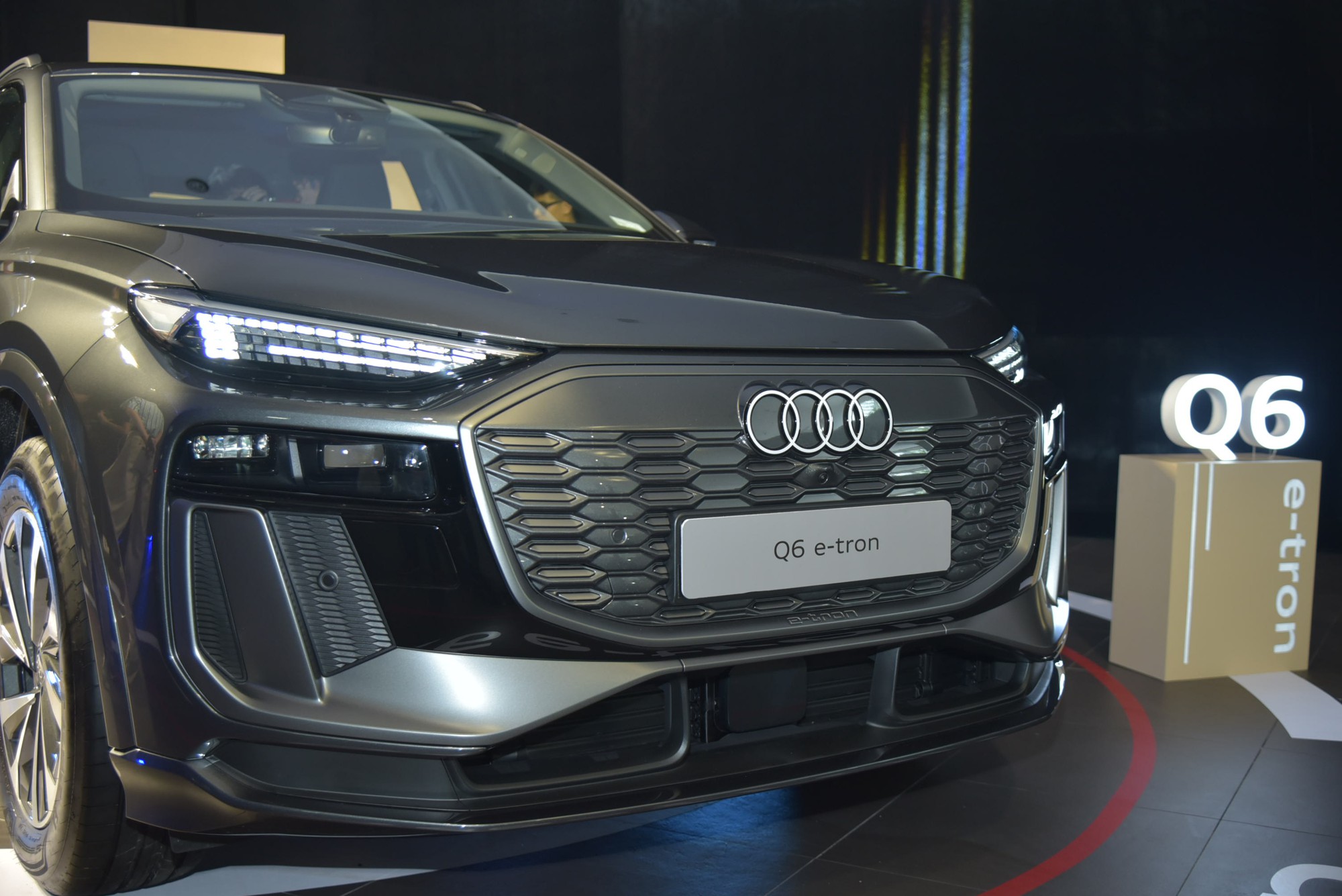Audi Q6 e-tron ra mắt Việt Nam: Giá 3,199 tỷ đồng, đèn LED tùy biến lần đầu xuất hiện, chạy 583km/sạc, sạc 2 năm không tốn tiền- Ảnh 6.