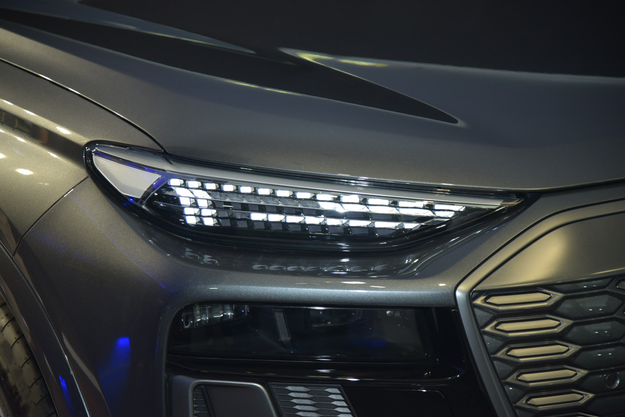 Audi Q6 e-tron ra mắt Việt Nam: Giá 3,199 tỷ đồng, đèn LED tùy biến lần đầu xuất hiện, chạy 583km/sạc, sạc 2 năm không tốn tiền- Ảnh 7.