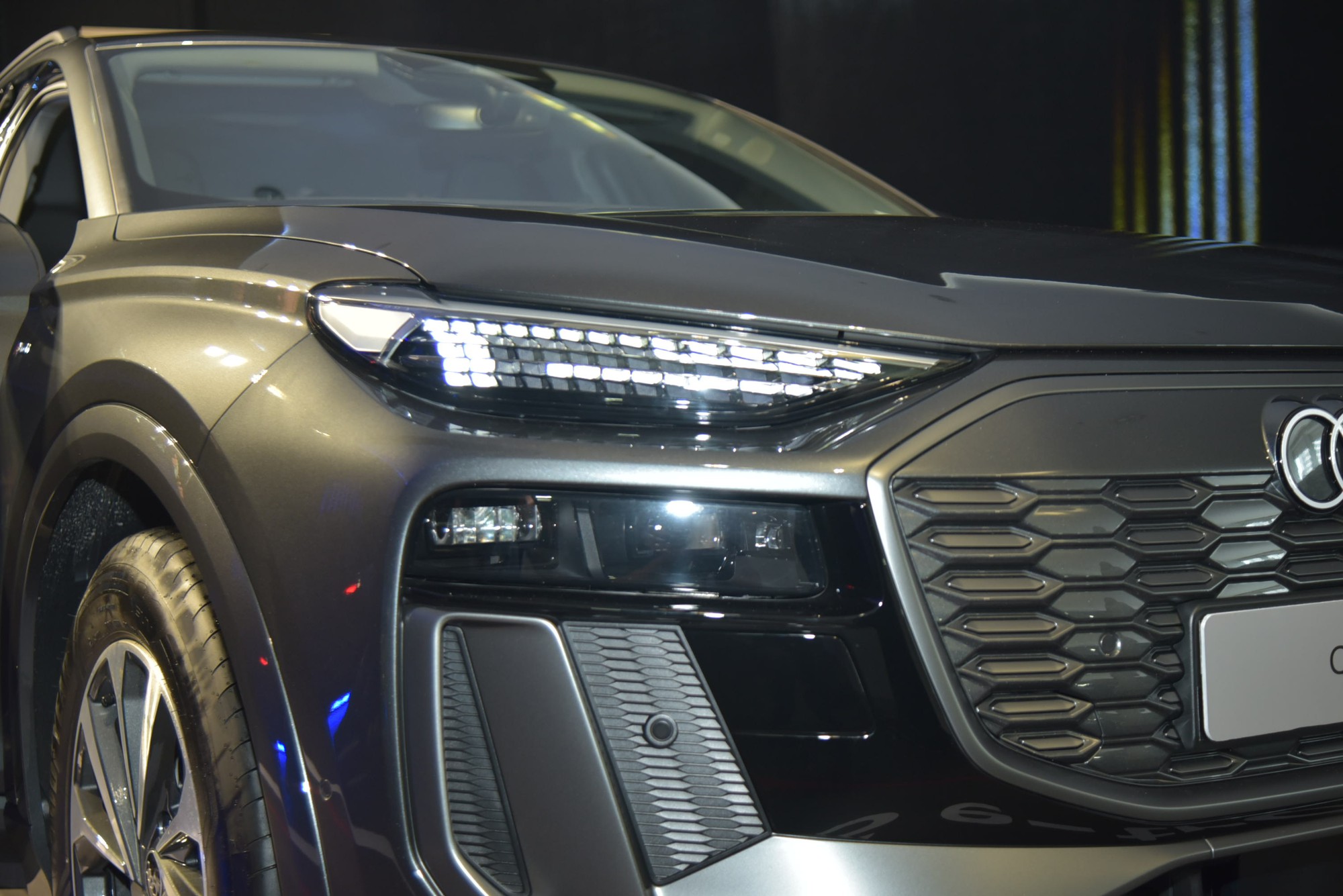 Audi Q6 e-tron ra mắt Việt Nam: Giá 3,199 tỷ đồng, đèn LED tùy biến lần đầu xuất hiện, chạy 583km/sạc, sạc 2 năm không tốn tiền- Ảnh 8.