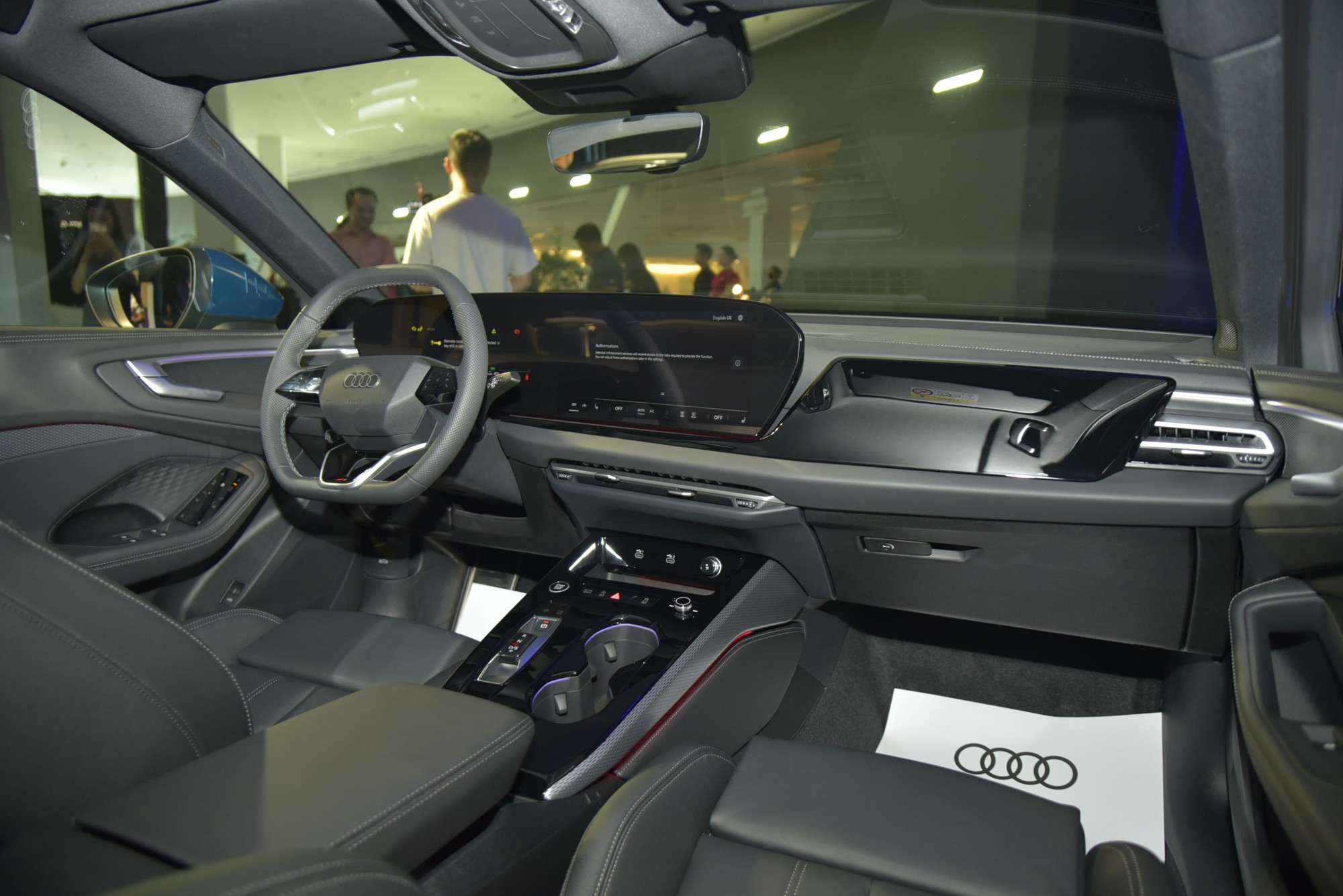 Audi A5 2025 ra mắt Việt Nam: Giá 2,2 tỷ, 3 màn hình trên táp lô, đấu C-Class và 3-Series- Ảnh 8. Audi A5 2025 ra mắt Việt Nam: Giá 2,2 tỷ, 3 màn hình trên táp lô, đấu C-Class và 3-Series- Ảnh 8.