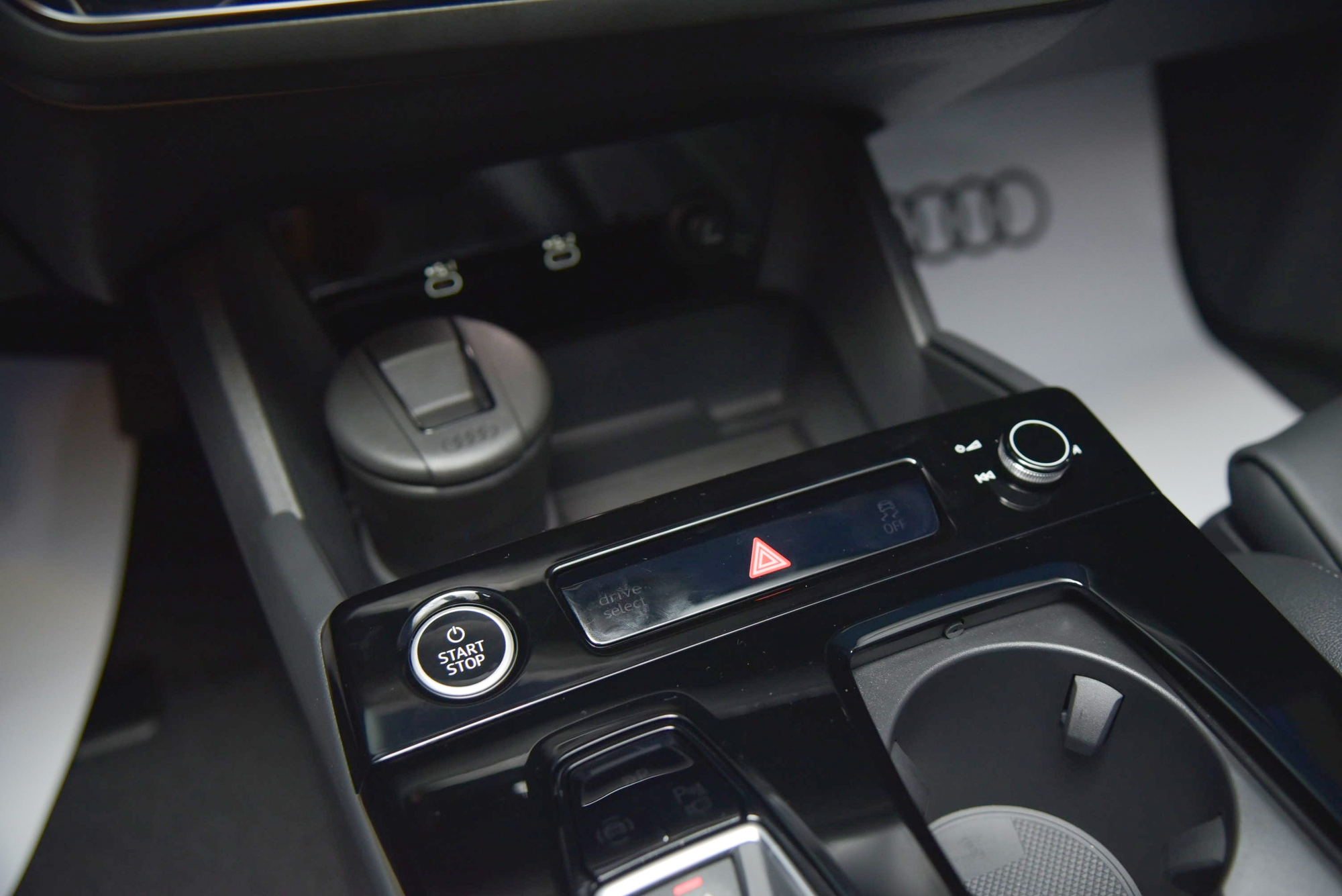 Audi Q6 e-tron ra mắt Việt Nam: Giá 3,199 tỷ đồng, đèn LED tùy biến lần đầu xuất hiện, chạy 583km/sạc, sạc 2 năm không tốn tiền- Ảnh 13.