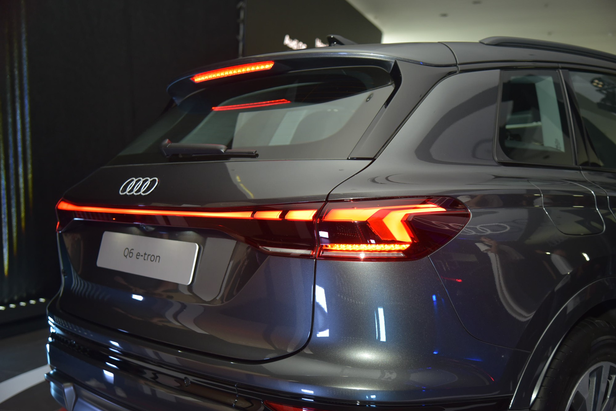Audi Q6 e-tron ra mắt Việt Nam: Giá 3,199 tỷ đồng, đèn LED tùy biến lần đầu xuất hiện, chạy 583km/sạc, sạc 2 năm không tốn tiền- Ảnh 10.