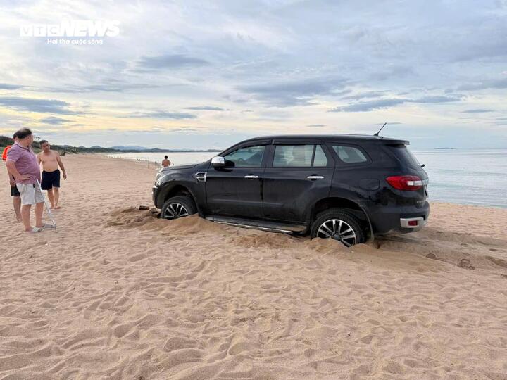 Người đàn ông lái xe xuống biển Đắk Lắk bị phạt lái xe 5 triệu đồng- Ảnh 2. Người đàn ông lái xe xuống biển Đắk Lắk bị phạt lái xe 5 triệu đồng- Ảnh 2.