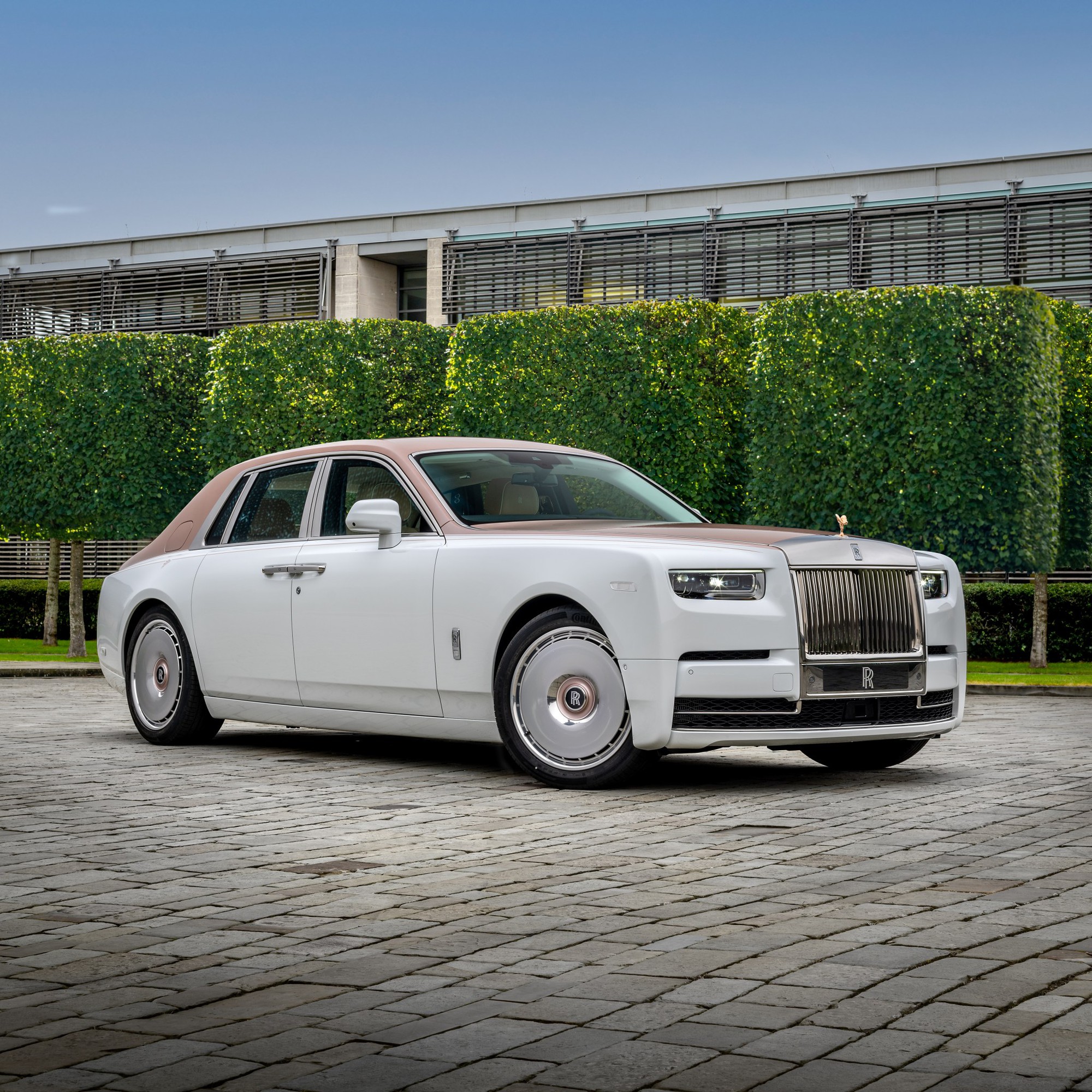 ‘Con nhà người ta’ tặng bố Rolls-Royce Phantom độc bản thêu ren thủ công 230.000 mũi, đổi màu, lấp lánh theo ánh sáng- Ảnh 2. ‘Con nhà người ta’ tặng bố Rolls-Royce Phantom độc bản thêu ren thủ công 230.000 mũi, đổi màu, lấp lánh theo ánh sáng- Ảnh 2.