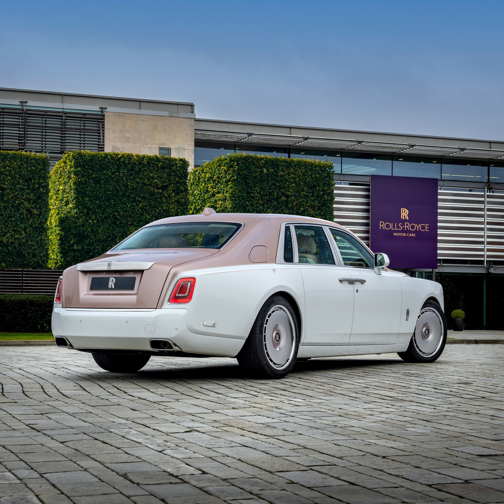‘Con nhà người ta’ tặng bố Rolls-Royce Phantom độc bản thêu ren thủ công 230.000 mũi, đổi màu, lấp lánh theo ánh sáng- Ảnh 6.