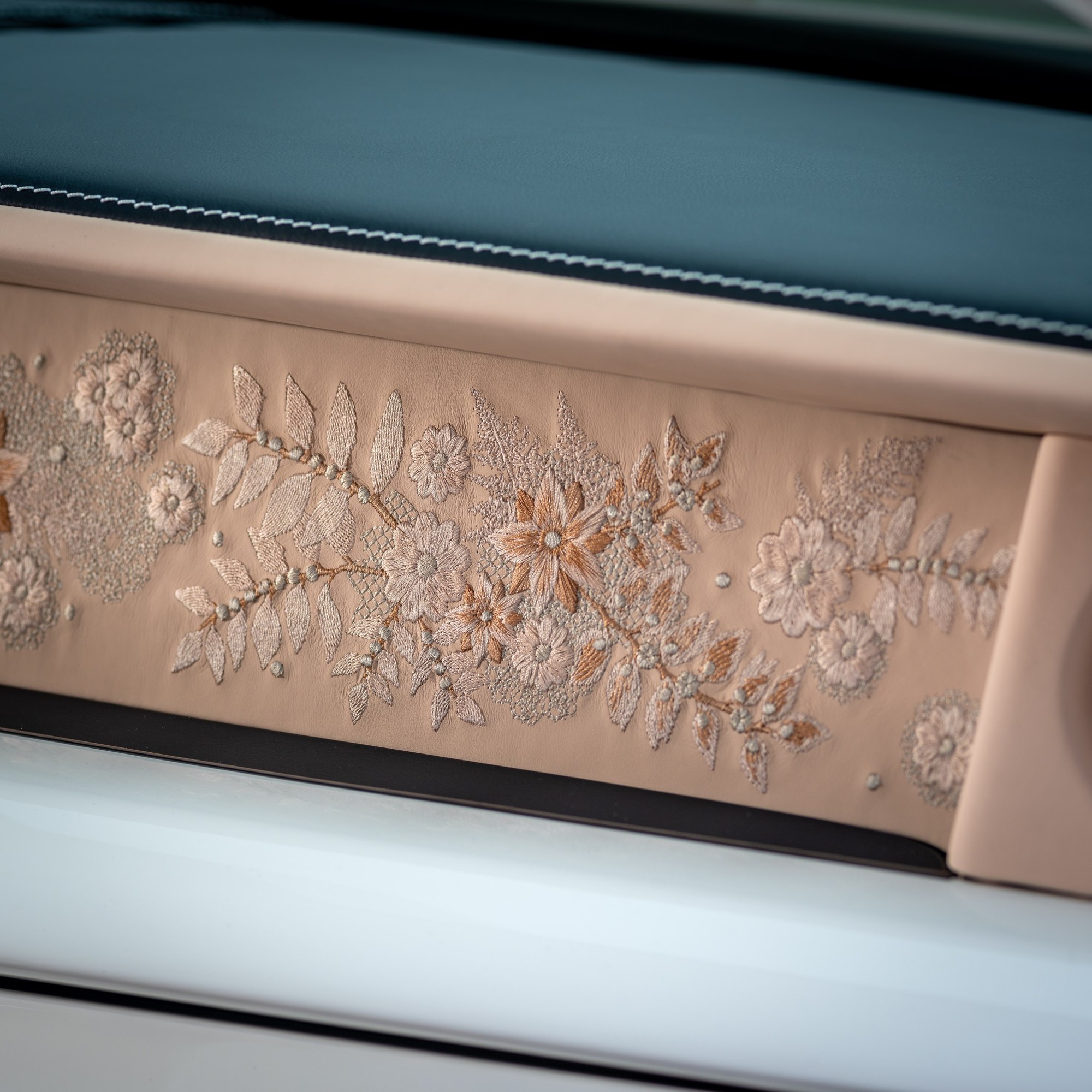 ‘Con nhà người ta’ tặng bố Rolls-Royce Phantom độc bản thêu ren thủ công 230.000 mũi, đổi màu, lấp lánh theo ánh sáng- Ảnh 3. ‘Con nhà người ta’ tặng bố Rolls-Royce Phantom độc bản thêu ren thủ công 230.000 mũi, đổi màu, lấp lánh theo ánh sáng- Ảnh 3.